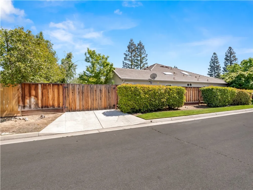1582 E Revere Rd, Fresno, CA 93720