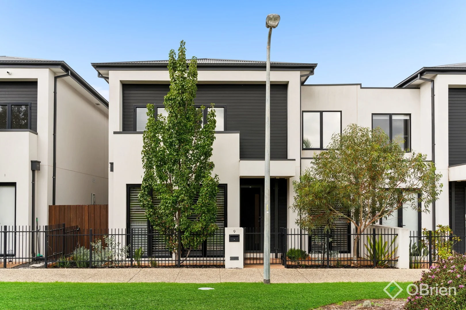 9 Fawkner Walk, Clyde North VIC 3978