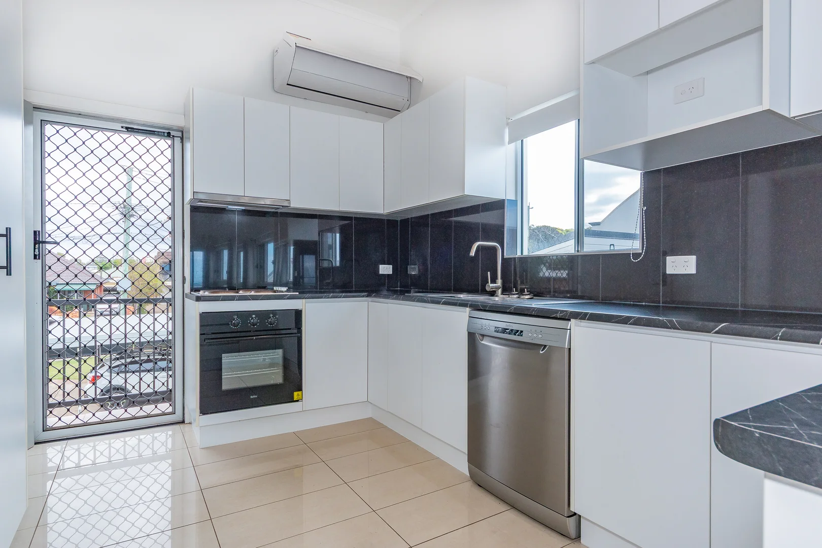 Additional image 3 of 4/90 Prince Edward Parade, Redcliffe QLD 4020
