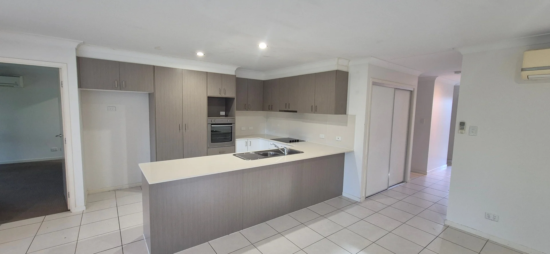 5 Scarborough Cct, Blacks Beach QLD 4740 photo 3