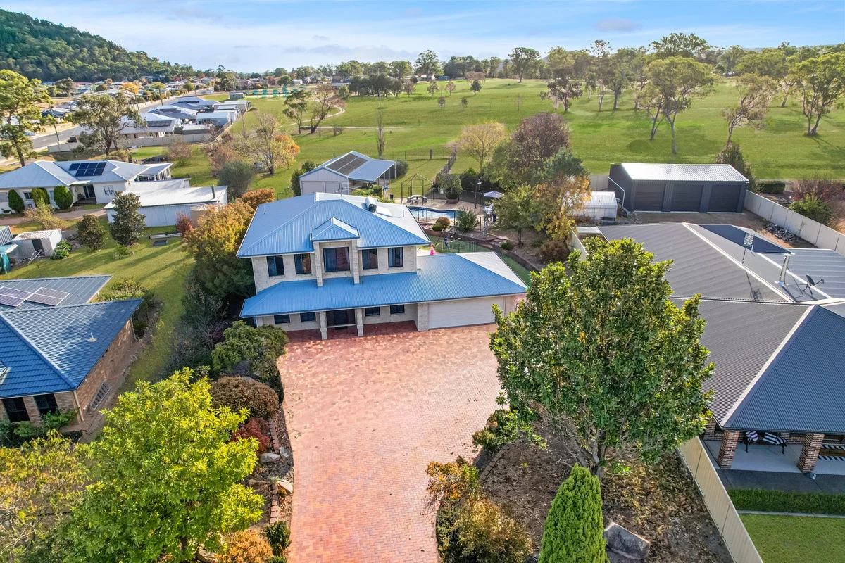 24 Fairway Crescent, Stanthorpe QLD 4380 photo 2