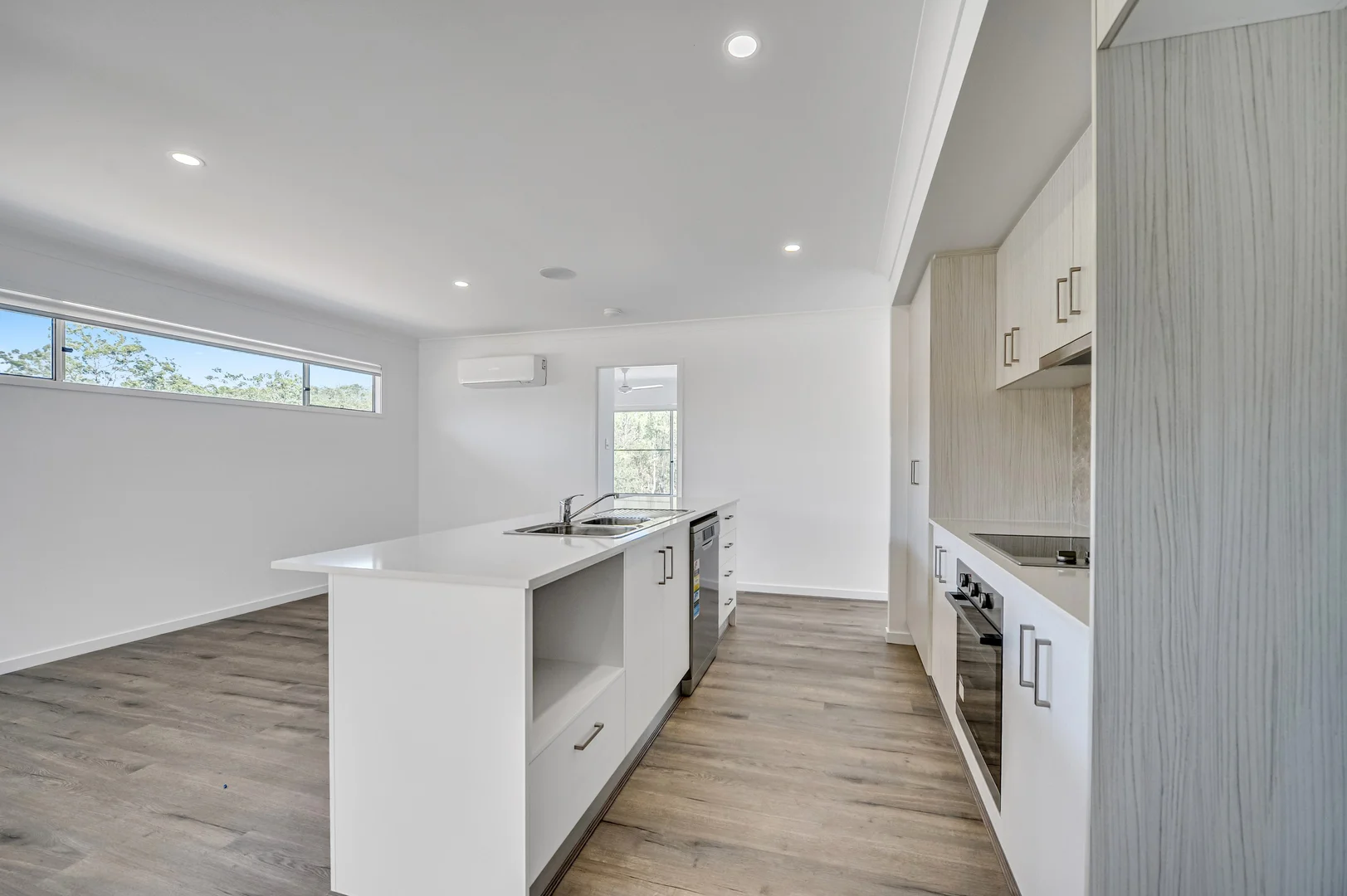 24 Twilight Drive, Spring Mountain QLD 4300 photo 4