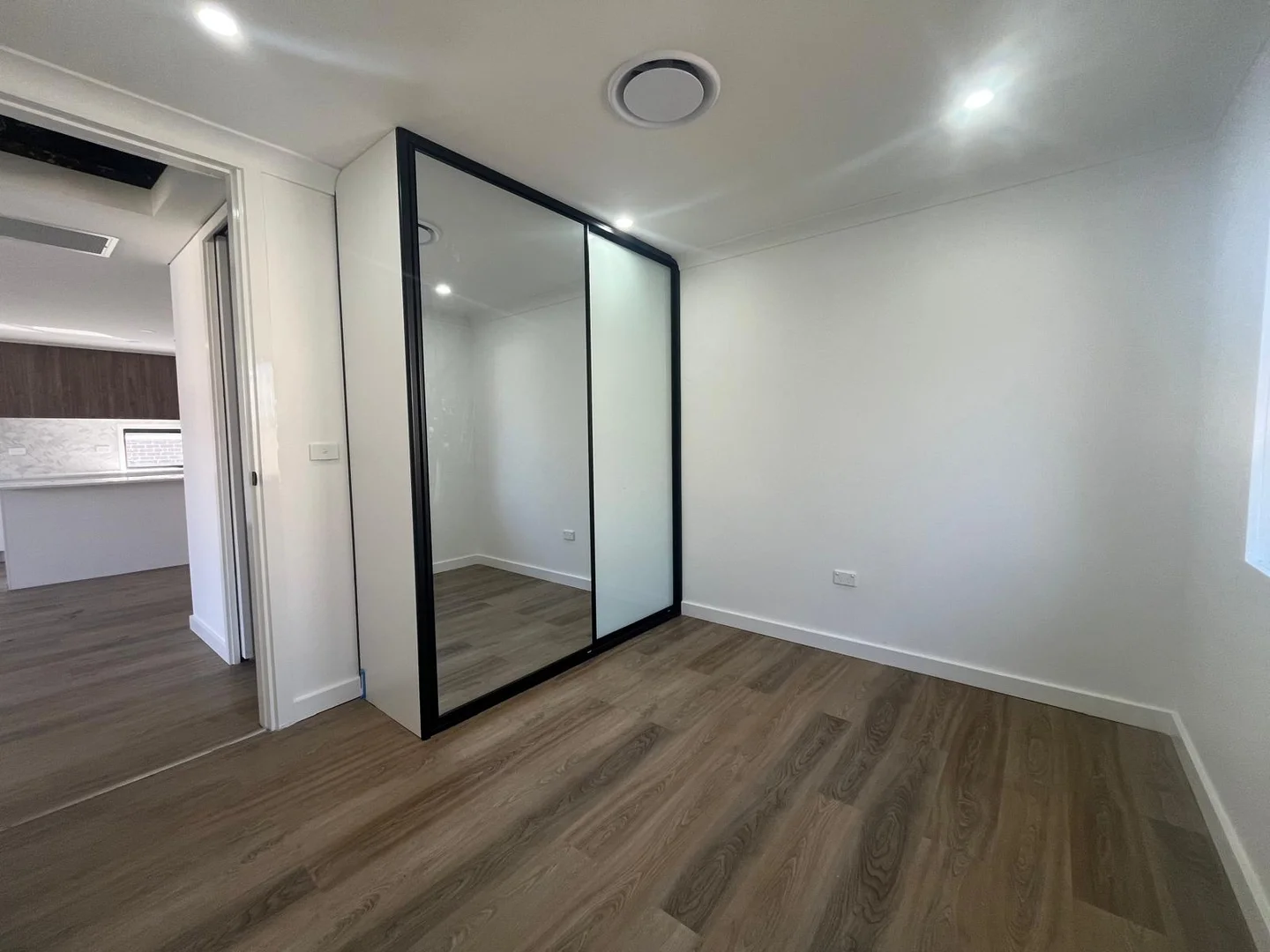 6 Argyle Place, Macquarie Fields NSW 2564 photo 2