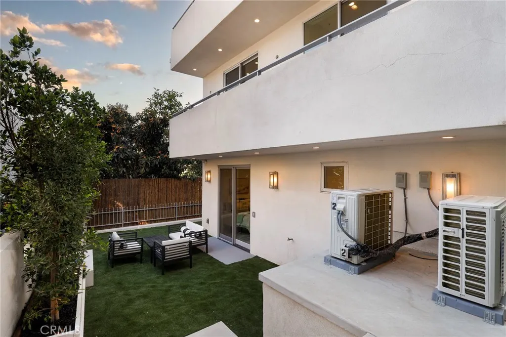 Additional image 124 of 2309 Cove Avenue, Los Angeles, CA 90039