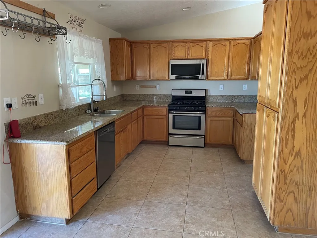 21150 Lone Eagle Rd, Apple Valley, CA 92308 photo 3