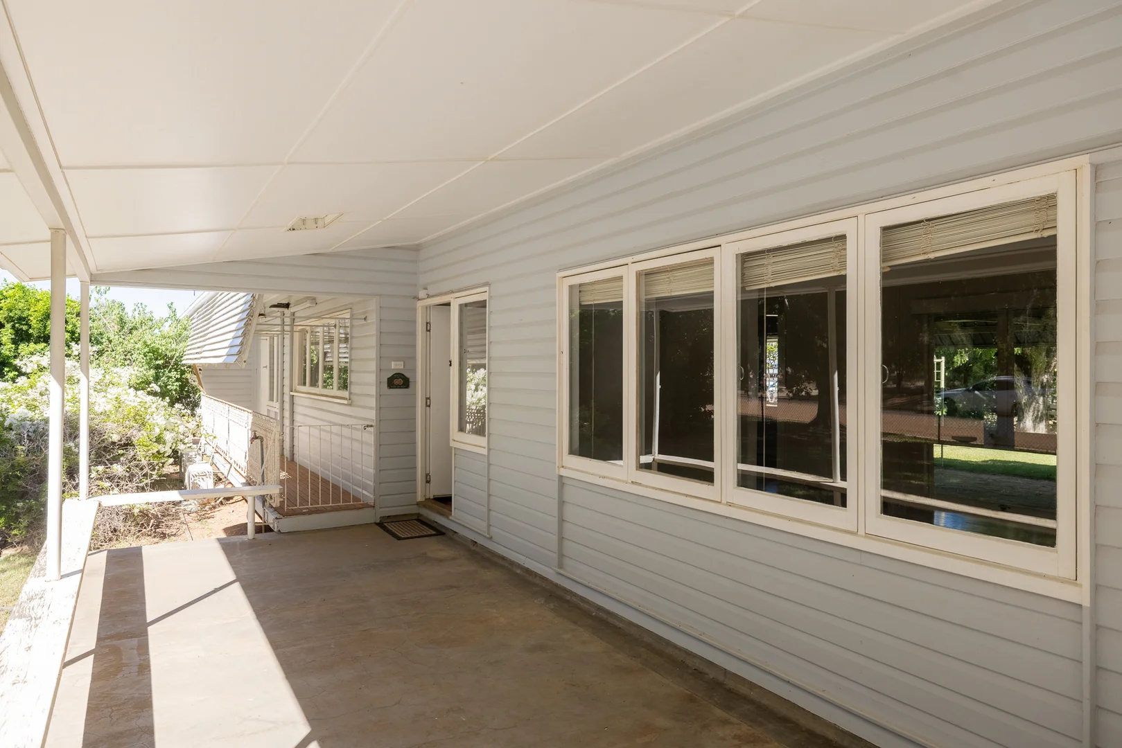23 Ilfracombe Road, Longreach QLD 4730 photo 2