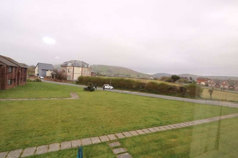 2 bed flat for saleTy Helyg, Tywyn LL36 photo 2