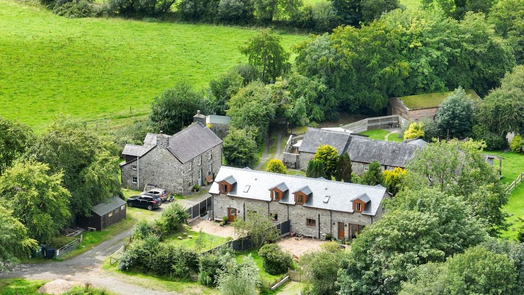 8 bed farm for saleCross Inn, Llanon SY23