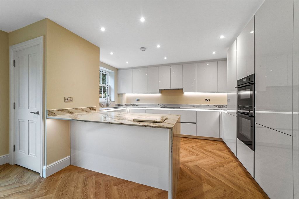 2 bed flat for saleForest Heights, High Lane, Stansted, Essex CM24 photo 3