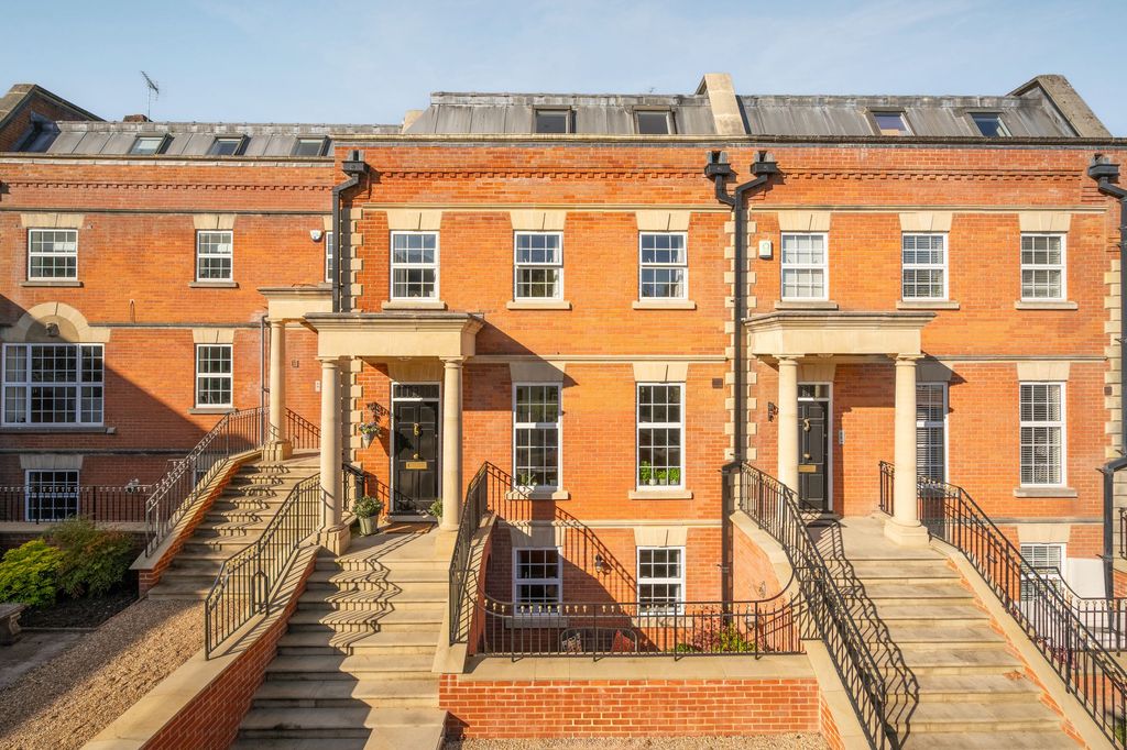 6 bed terraced house for salePrincess Gate, Sunninghill SL5