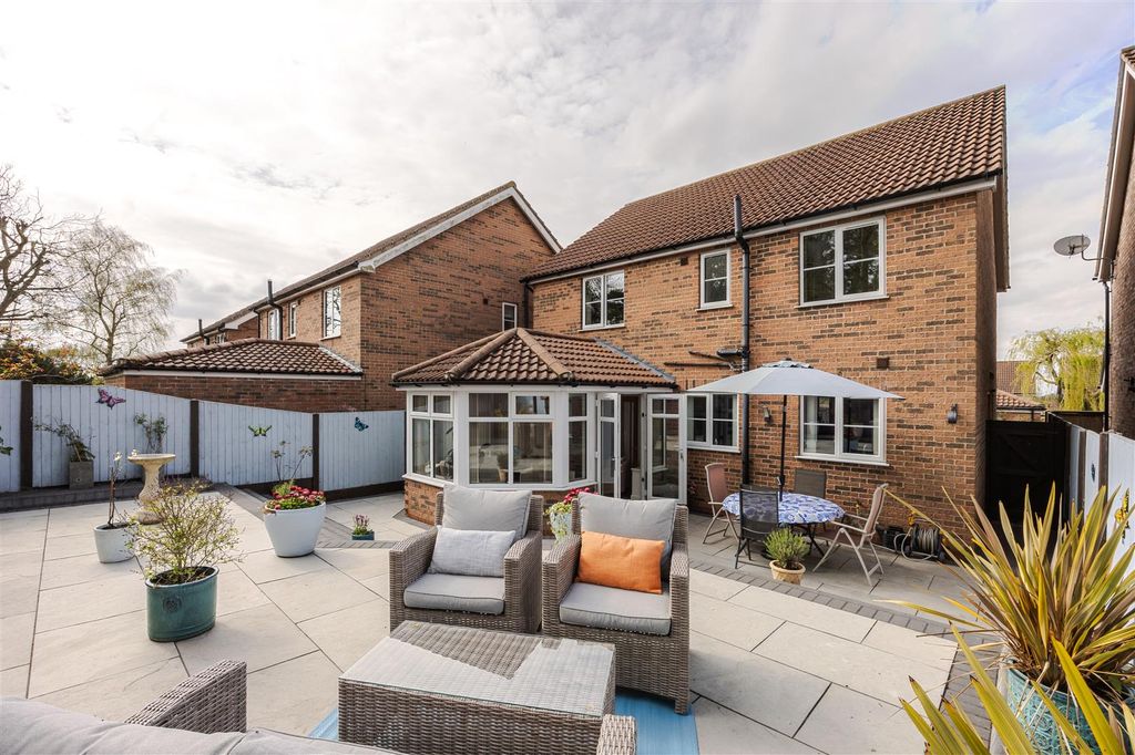 4 bed detached house for saleArchers Close, Wrawby DN20 photo 5