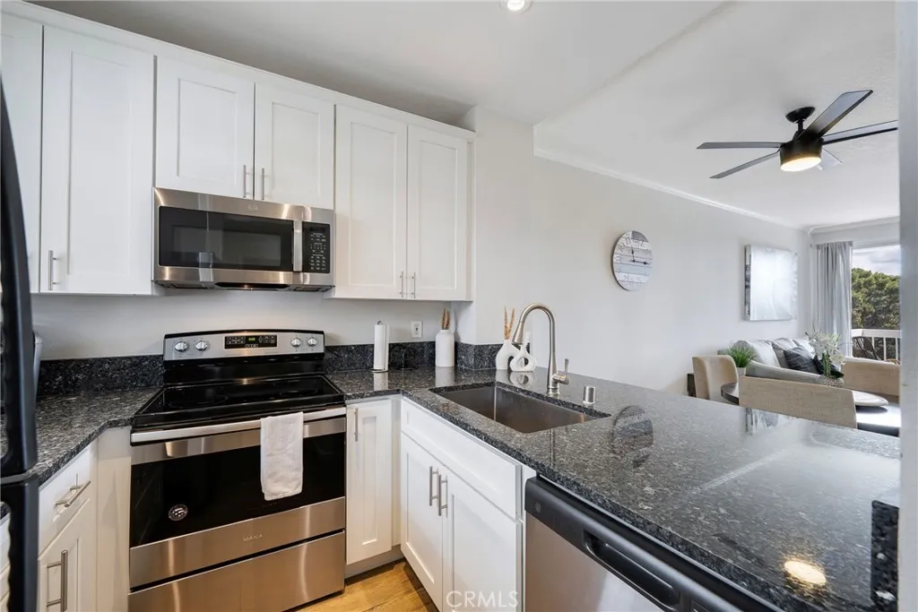 20301 Bluffside Circle Unit 315, Huntington Beach, CA 92646 photo 5
