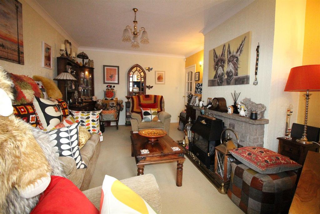 2 bed detached bungalow for saleSmithies Moor Rise, Batley WF17
