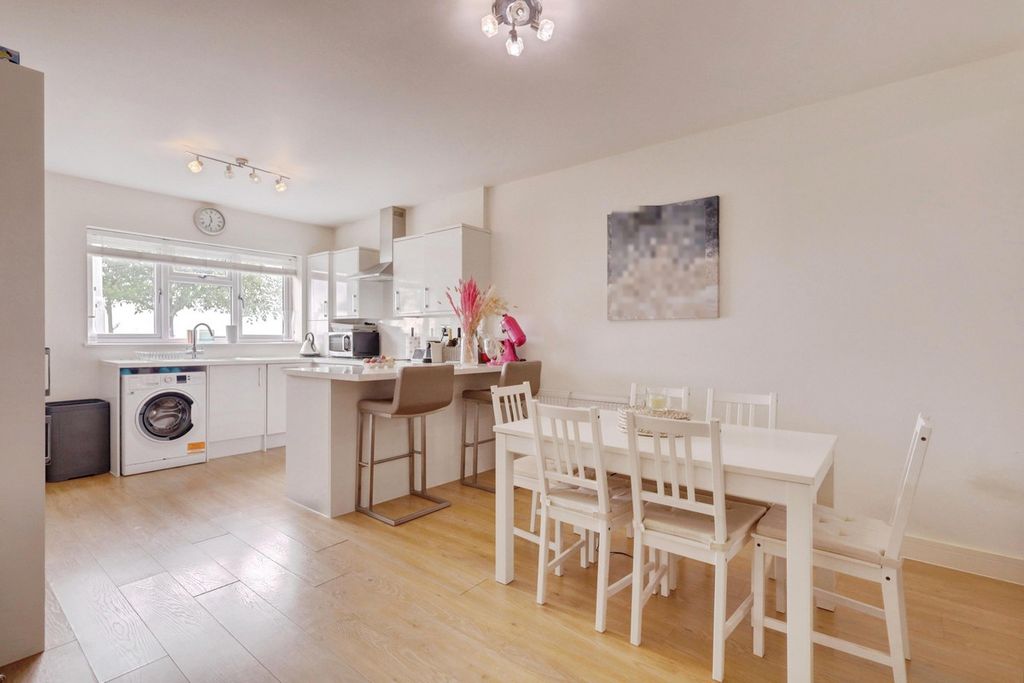 Additional image 4 of 3 bed flat for saleLondon Road, Benfleet SS7