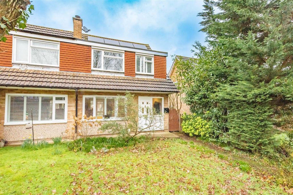 3 bed semi-detached house for saleFaulkner Place, Bagshot GU19