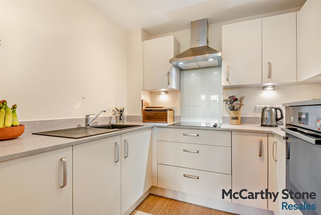Additional image 8 of 2 bed flat for saleQueen Elizabeth Place, Orchard Lane, Alton GU34