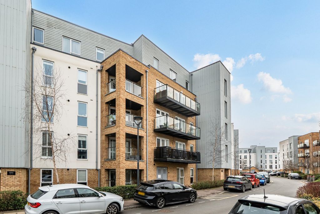 2 bed flat for saleBeaumont Apartments, Hawker Drive, Addlestone, Surrey KT15