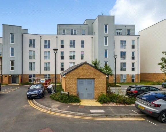 2 bed flat for saleHawker Drive, Addlestone, Surrey KT15