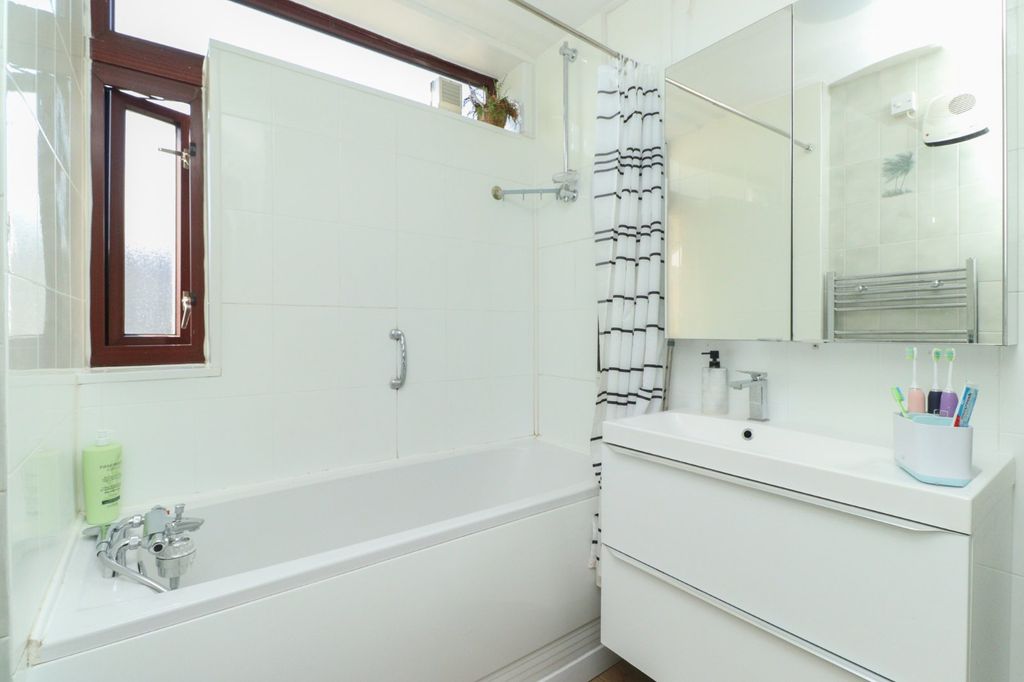 Additional image 8 of 3 bed flat for saleGainsboro Road, Birchington, Kent CT7