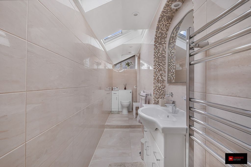 Additional image 8 of 5 bed detached house for saleLee Chapel Lane, Basildon SS16