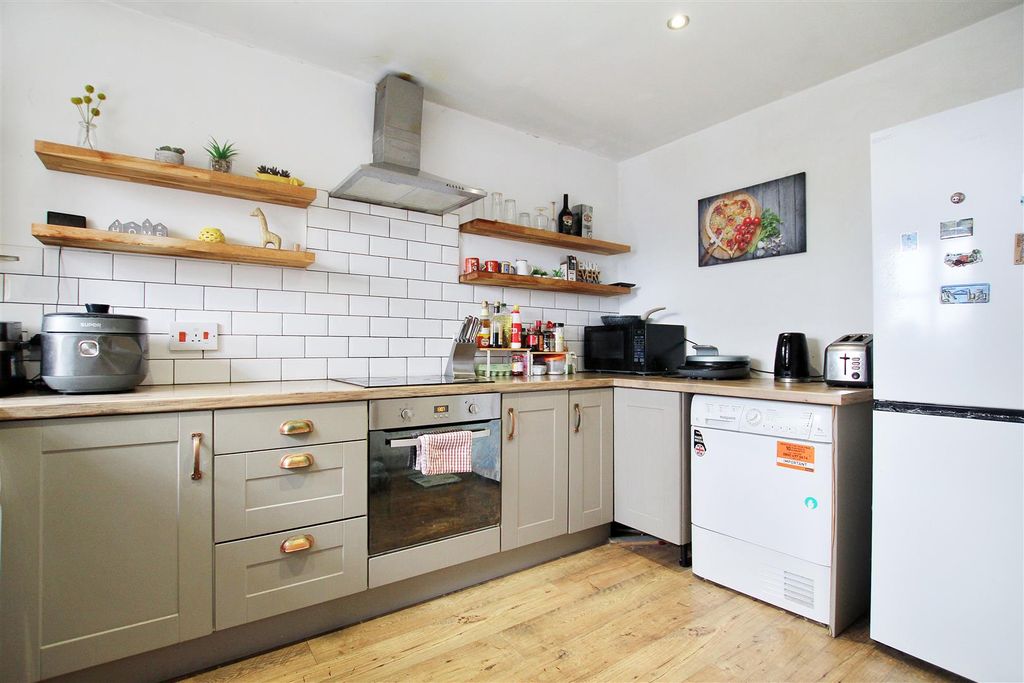 2 bed flat for saleParkhill Road, Bexley DA5 photo 3