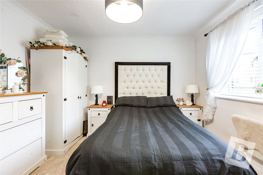 2 bed maisonette for salePickwick Close, Laindon, Basildon, Essex SS15 photo 5