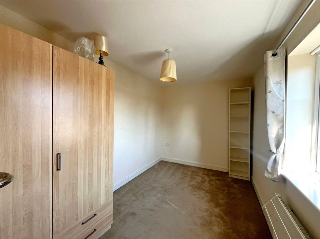 2 bed flat for saleWarner Close, Basingstoke, Hampshire RG24 photo 5