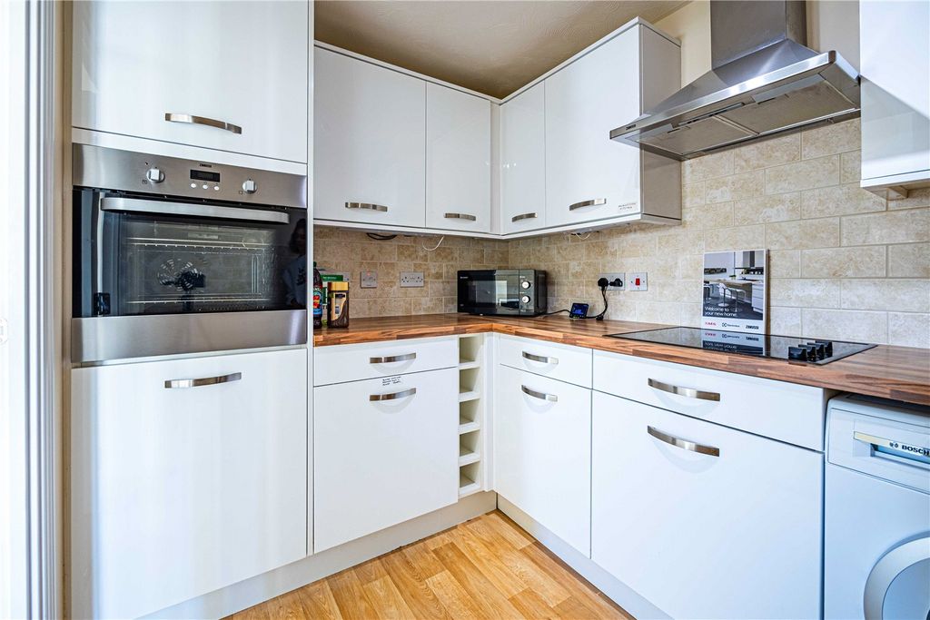 Additional image 7 of 2 bed flat for saleHigh Street, Berkhamsted, Hertfordshire HP4