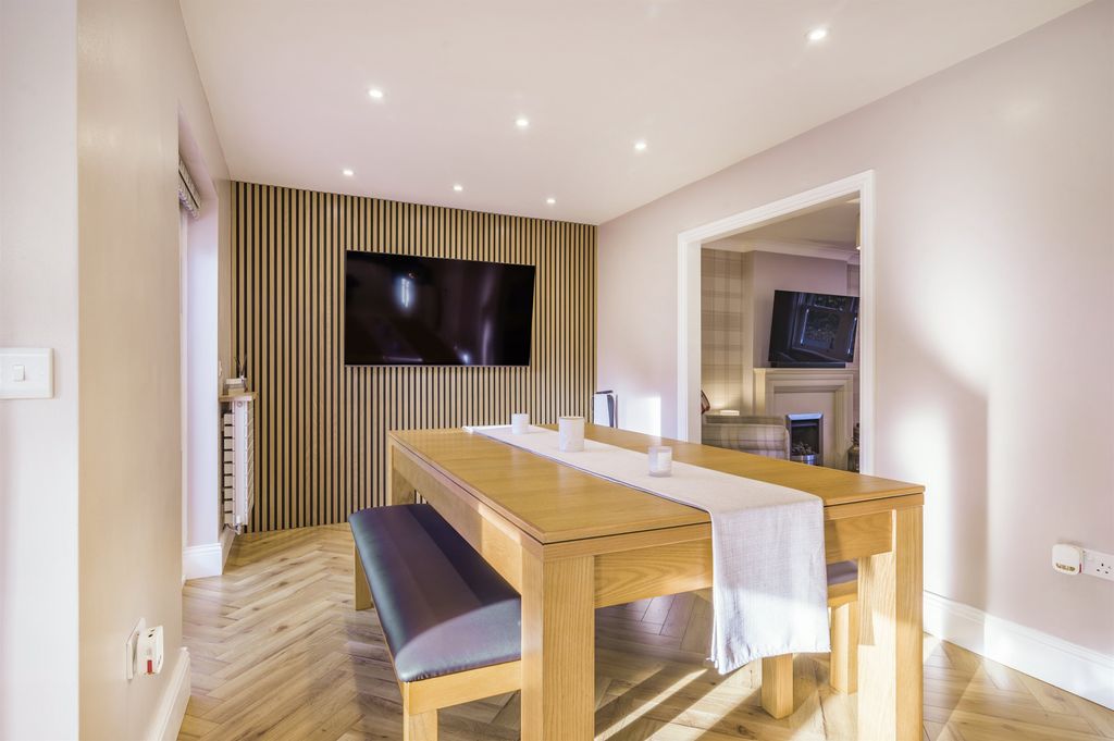 5 bed detached house for salePencoed View, Llanmartin, Newport, Gwent NP18 photo 4