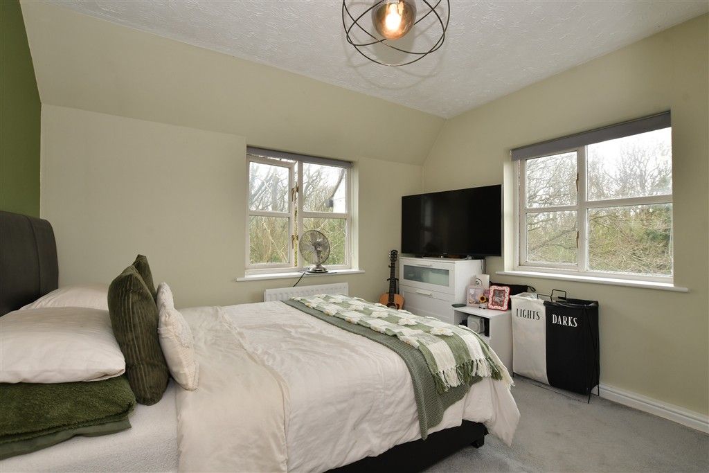 2 bed flat for saleBramble Tye, Laindon, Basildon, Essex SS15 photo 5
