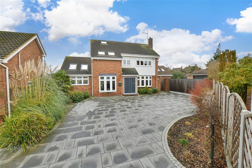 4 bed detached house for saleCurlew Crescent, Basildon, Essex SS16 photo 3