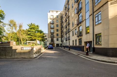 Bridgewater Square, Barbican, London EC2Y