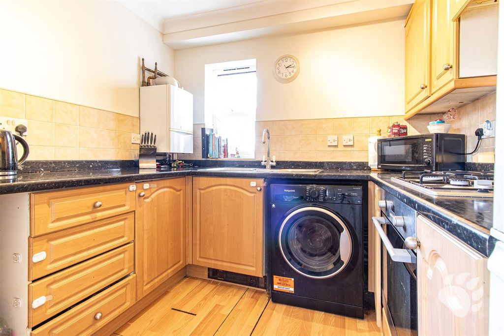 Additional image 7 of 2 bed flat for saleHandleys Court, Noak Bridge SS15