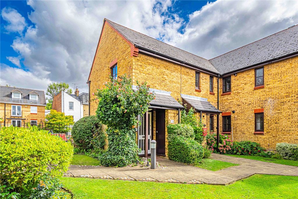 2 bed maisonette for saleBridge Street, Berkhamsted, Hertfordshire HP4
