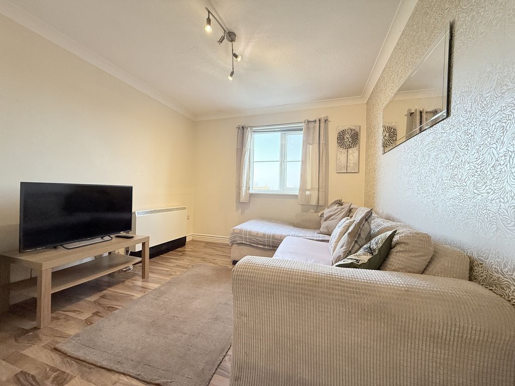 2 bed flat for saleBeaufort Square, Cardiff CF24 photo 3