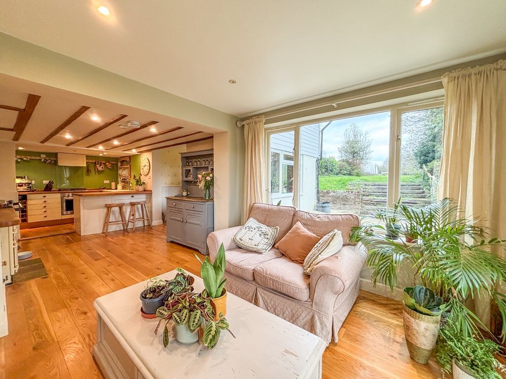 4 bed semi-detached house for saleNetherfield Hill, Battle TN33 photo 2
