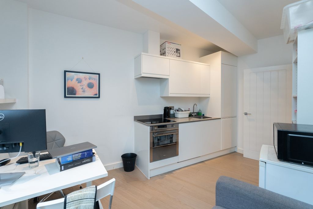 Additional image 3 of 1 bed flat for saleLincoln Road, Dorking RH4