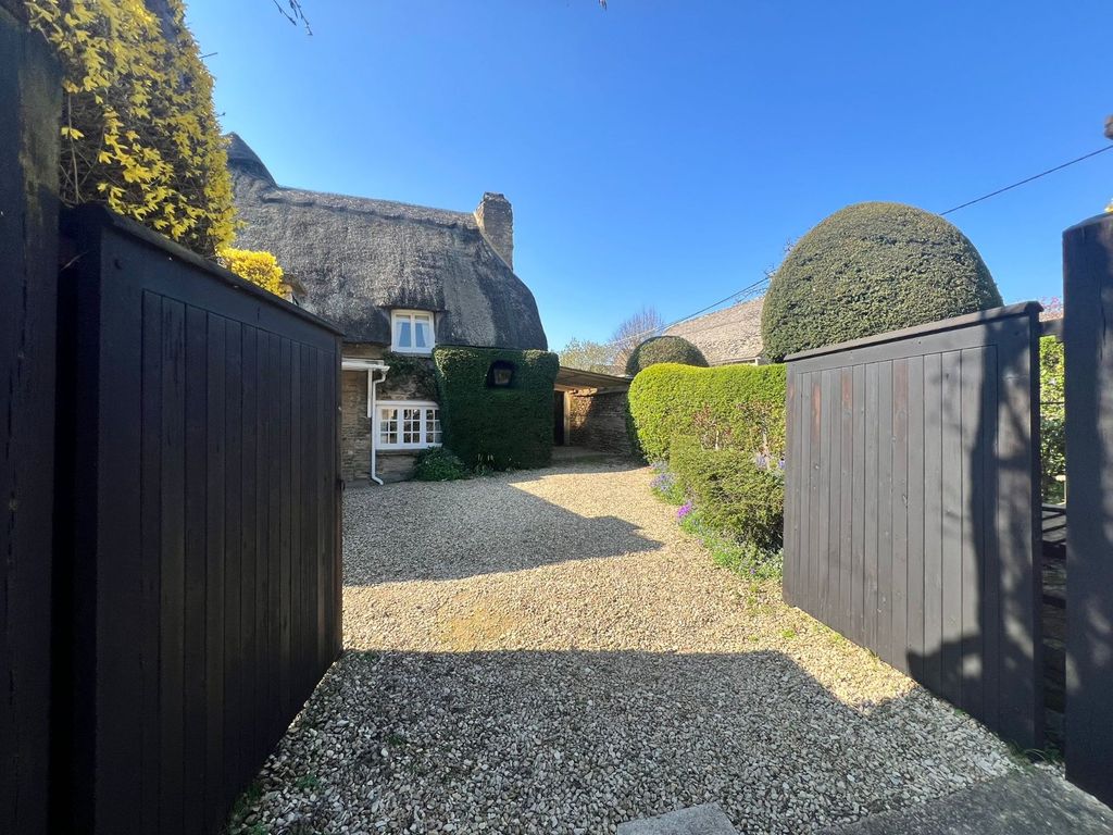 3 bed end terrace house for saleHigh Street, Bampton, Oxfordshire OX18