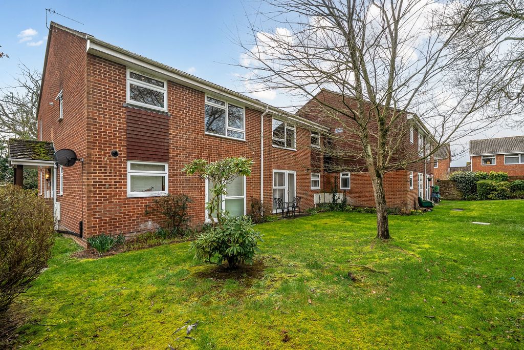2 bed flat for saleFarriers Close, Billingshurst RH14