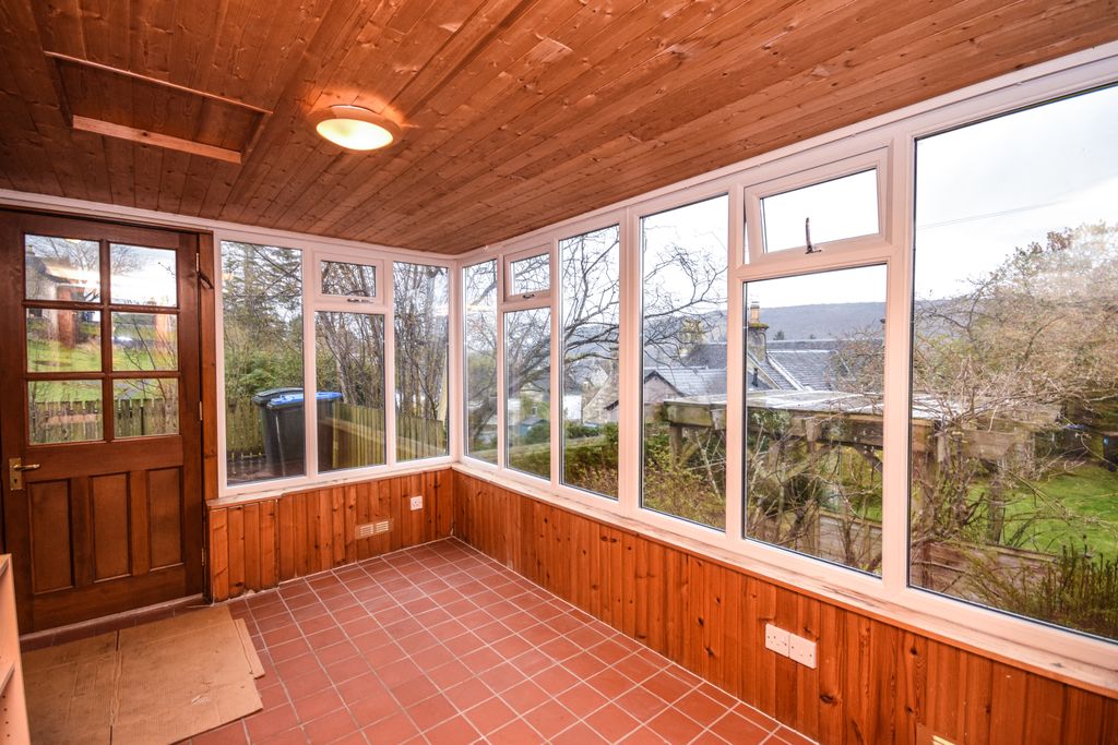 2 bed flat for saleHigher Oakfield, Pitlochry PH16 photo 2