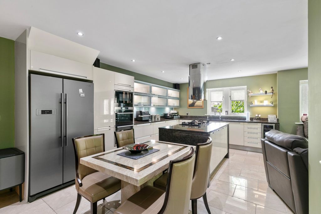 Additional image 12 of 4 bed detached house for salePark Drive, Bingley, West Yorkshire BD16