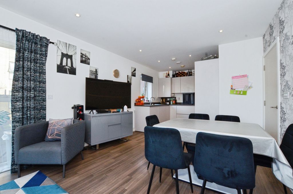 Additional image 4 of 2 bed flat for saleBucknall Place, Watford WD19