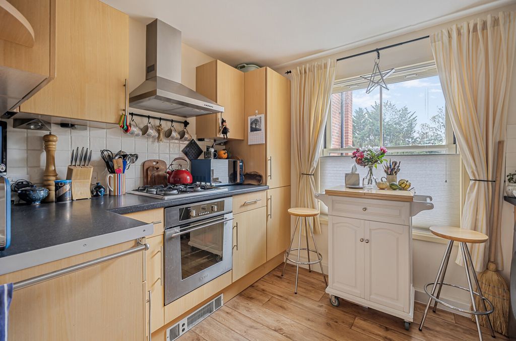 Additional image 3 of 2 bed flat for saleRobins Court, Alresford, Hampshire SO24