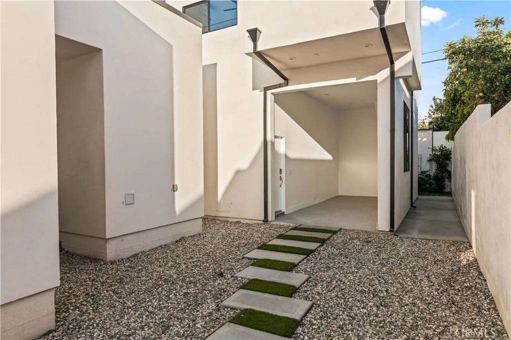 Additional image 49 of 1170 S Lucerne Blvd, Los Angeles, CA 90019