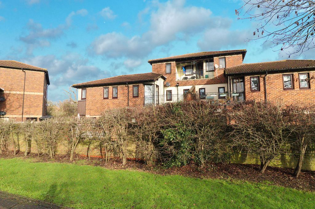 2 bed flat for saleThe Gallops, Langdon Hills, Basildon SS16