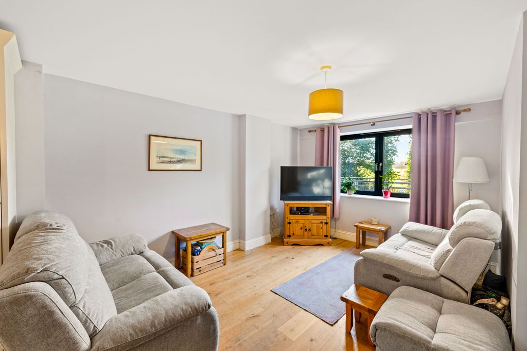 3 bed mews for saleRef: Gk - Wonham Lane, Betchworth RH3