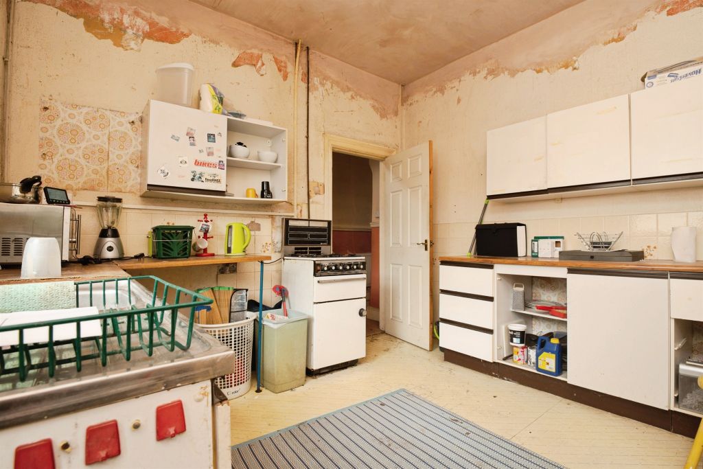 3 bed end terrace house for salePrince Leopold Street, Adamsdown, Cardiff CF24 photo 4
