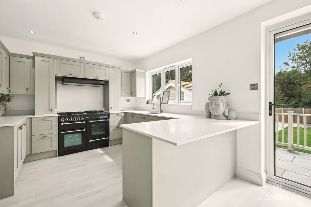 4 bed detached house for saleThundersley Park Road, Benfleet, 1 SS7 photo 3