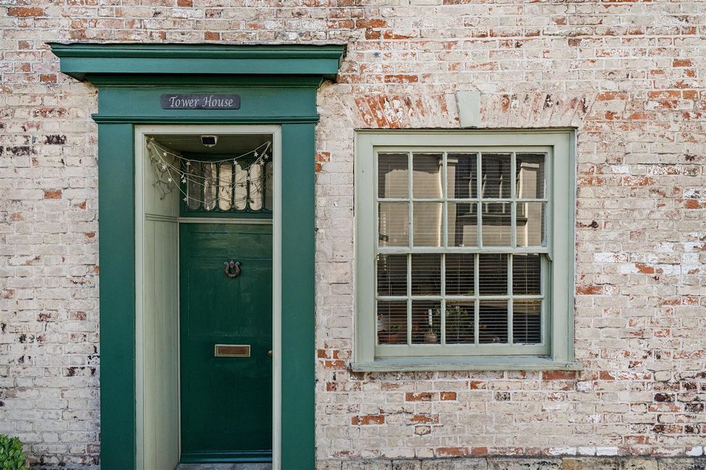 4 bed property for saleMarket Square, Axminster, Devon EX13 photo 4