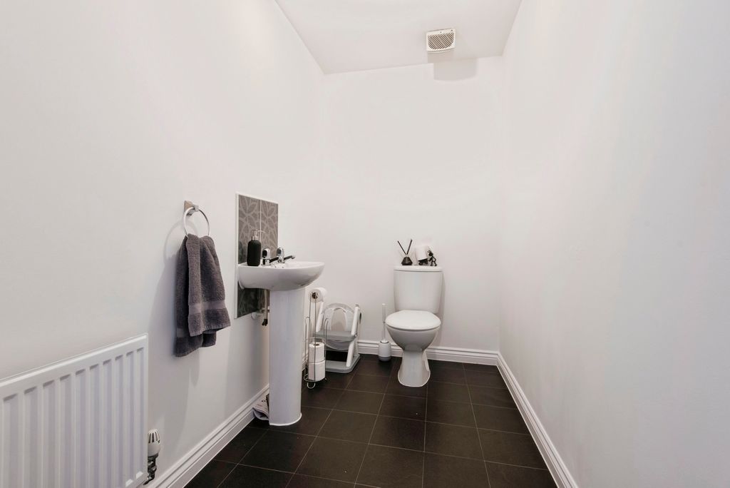 Additional image 18 of 5 bed town house for saleWalton Grove, Biggleswade, Bedfordshire SG18